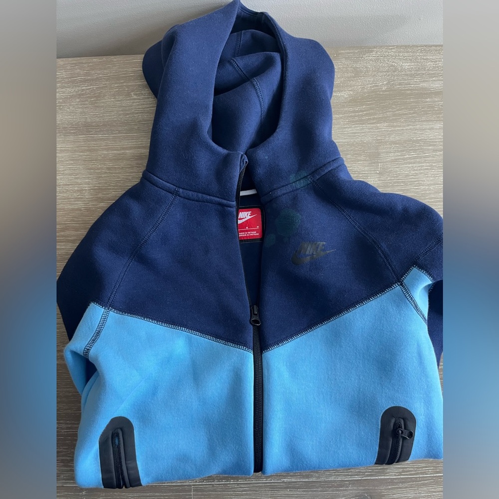 Boys 2 tone Nike tech jacket. Size Medium. Read description.